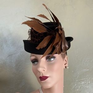 SENSATIONAL 1940s' BROWN FELT TILT HAT WITH RUST FEATHER SPRAY AND HEAVY VEIL